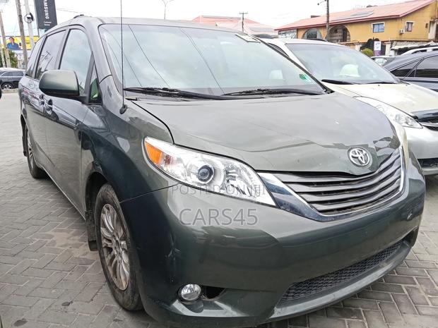 Toyota Sienna 2011 Green