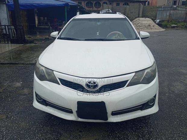 Toyota Camry SE 4dr Sedan w/Prod. End 11/13 (2.5L 4cyl 6A) 2014 White