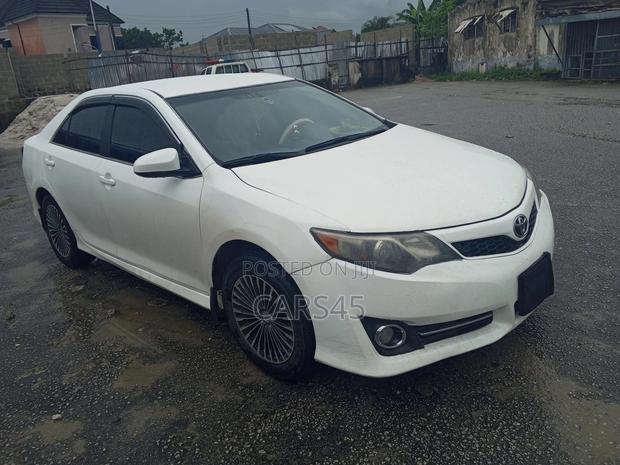 Toyota Camry SE 4dr Sedan w/Prod. End 11/13 (2.5L 4cyl 6A) 2014 White