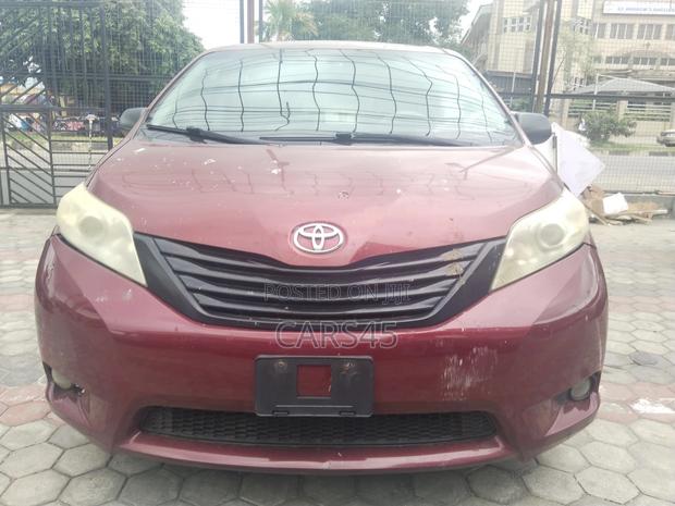 Toyota Sienna 2011 Red