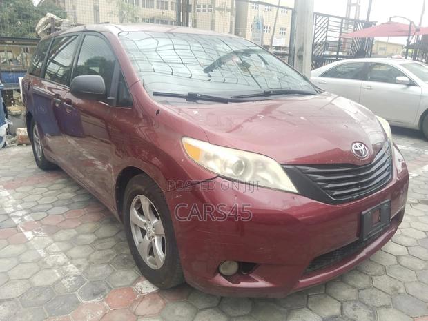 Toyota Sienna 2011 Red