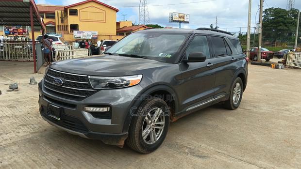 Ford Explorer XLT 2021 Gray