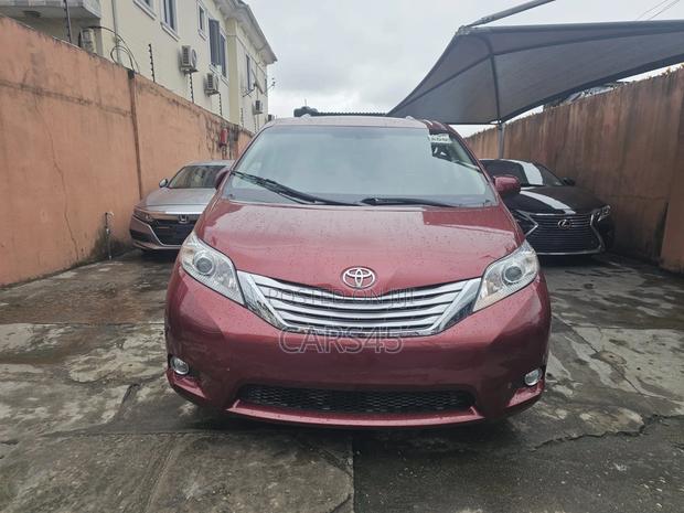 Toyota Sienna 2015 Red