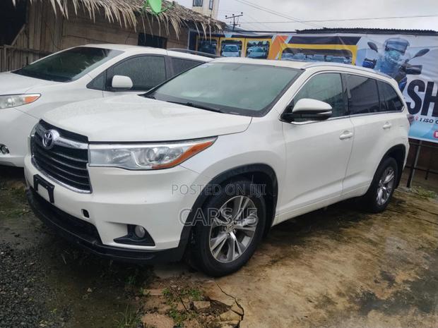 Toyota Highlander XLE 4dr SUV AWD (3.5L 6cyl 6A) 2015 White