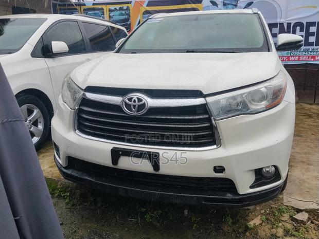 Toyota Highlander XLE 4dr SUV AWD (3.5L 6cyl 6A) 2015 White
