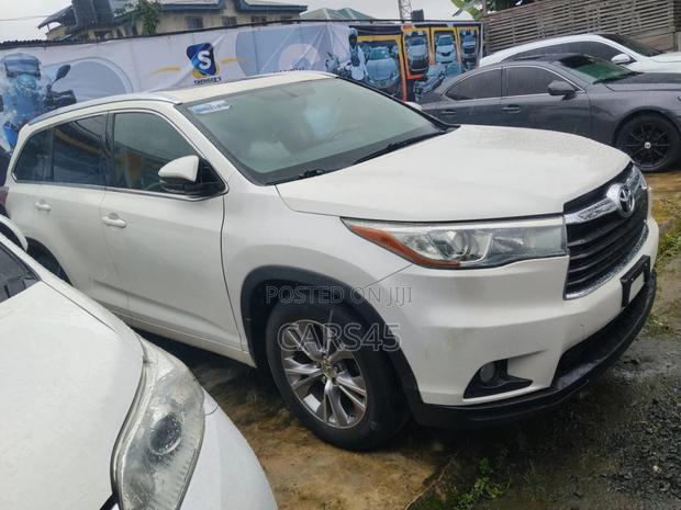 Toyota Highlander XLE 4dr SUV AWD (3.5L 6cyl 6A) 2015 White