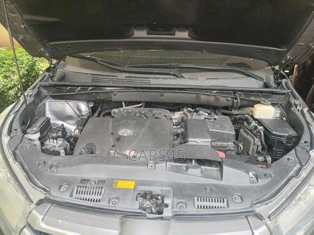 Toyota Highlander XLE 4x2 V6 (3.5L 6cyl 8A) 2018 Gray