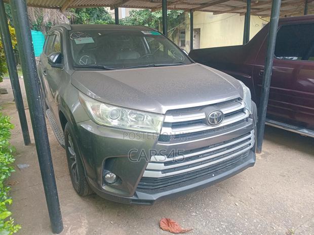 Toyota Highlander XLE 4x2 V6 (3.5L 6cyl 8A) 2018 Gray