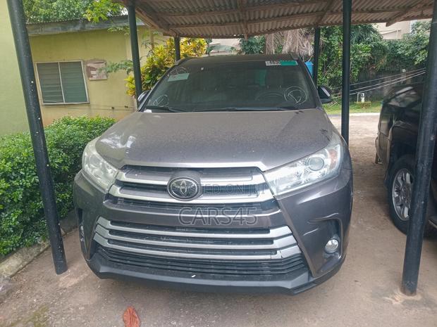 Toyota Highlander XLE 4x2 V6 (3.5L 6cyl 8A) 2018 Gray