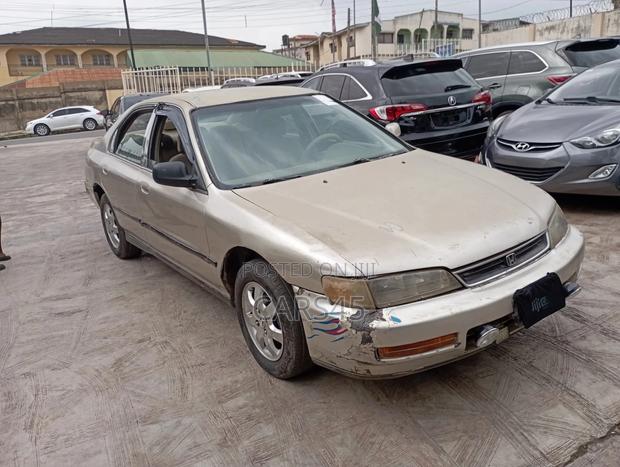 Honda Accord 1996 Gold