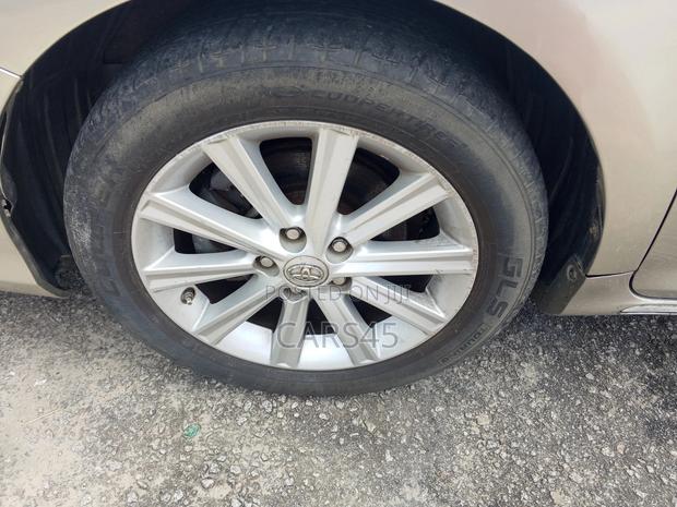Toyota Camry XLE 4dr Sedan (2.5L 4cyl 6A) 2013 Gold