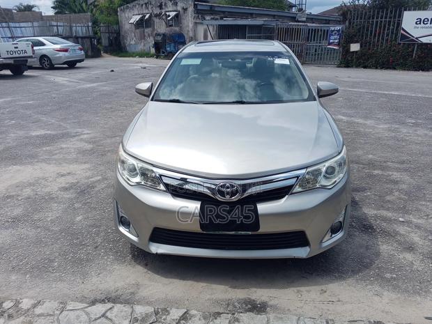 Toyota Camry XLE 4dr Sedan (2.5L 4cyl 6A) 2013 Gold