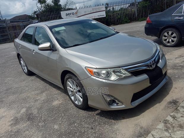 Toyota Camry XLE 4dr Sedan (2.5L 4cyl 6A) 2013 Gold