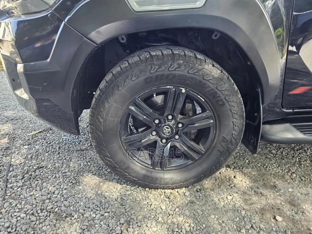 Toyota Hilux 2022 Black