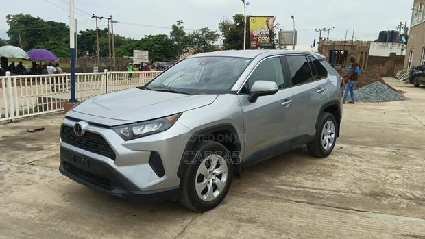 Toyota RAV4 LE AWD 2025 Silver