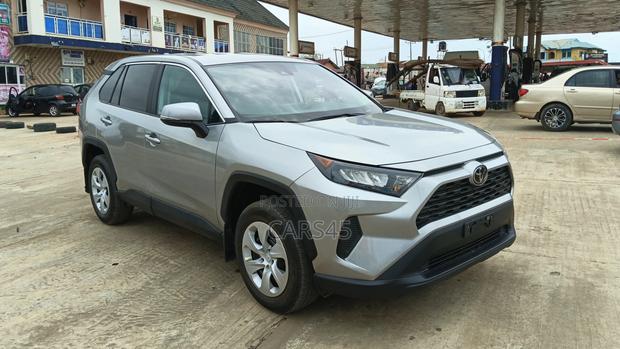 Toyota RAV4 LE AWD 2025 Silver