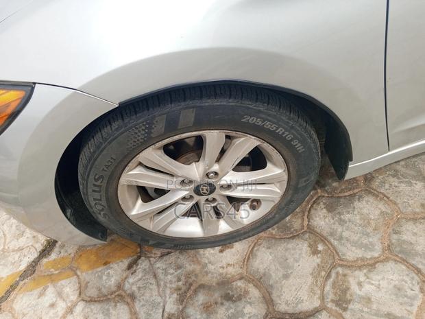 Hyundai Elantra 2018 Silver