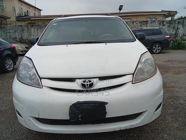 Toyota Sienna XLE FWD 2009 White
