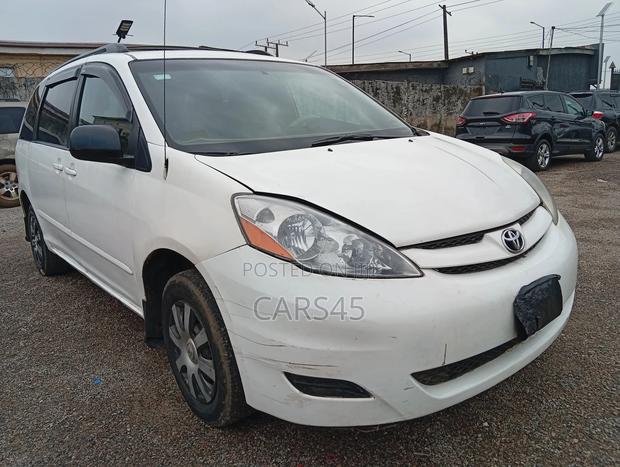 Toyota Sienna XLE FWD 2009 White