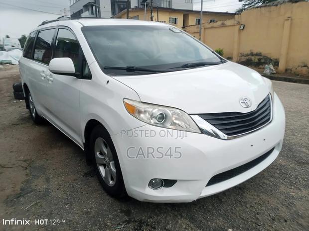 Toyota Sienna 2011 White