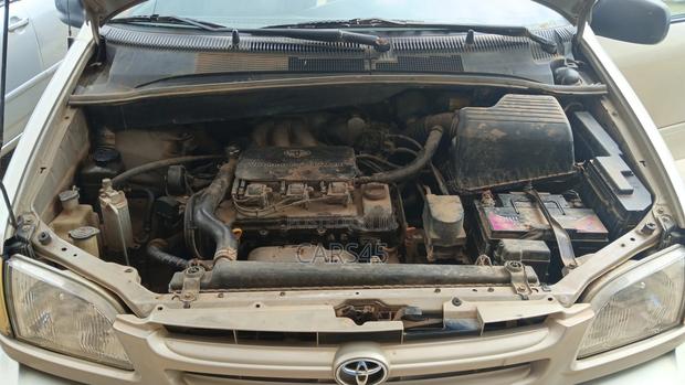 Toyota Sienna 2000 Gold