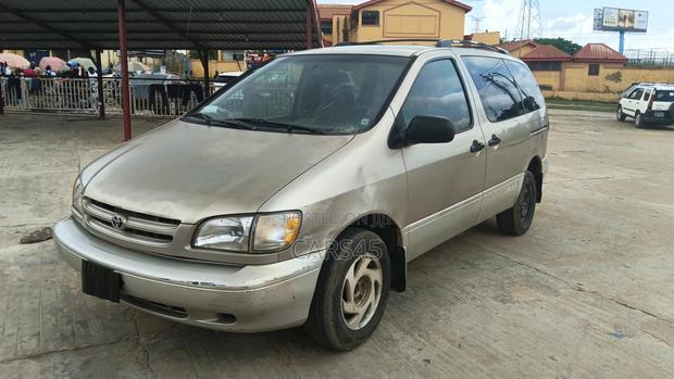 Toyota Sienna 2000 Gold