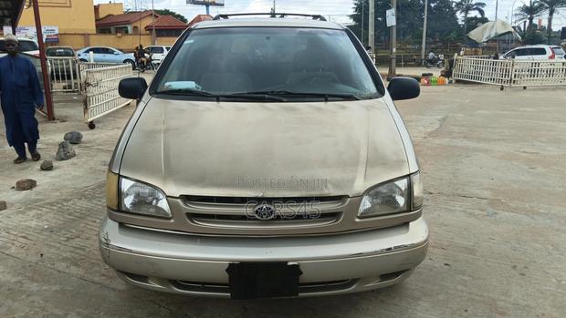 Toyota Sienna 2000 Gold