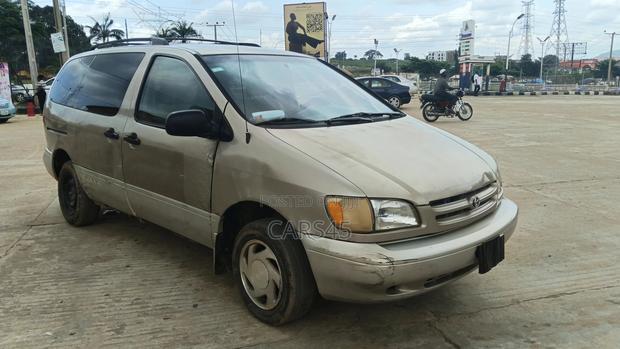 Toyota Sienna 2000 Gold