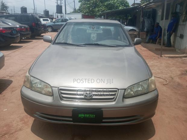 Toyota Camry LE 4dr Sedan (2.2L 4cyl 4A) 2001 Gray