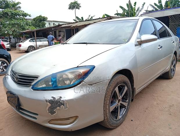 Toyota Camry LE 4dr Sedan (2.4L 4cyl 5M) 2002 Silver