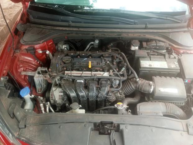 Hyundai Elantra SE Sedan FWD (2.0L 4cyl 6M) 2017 Red