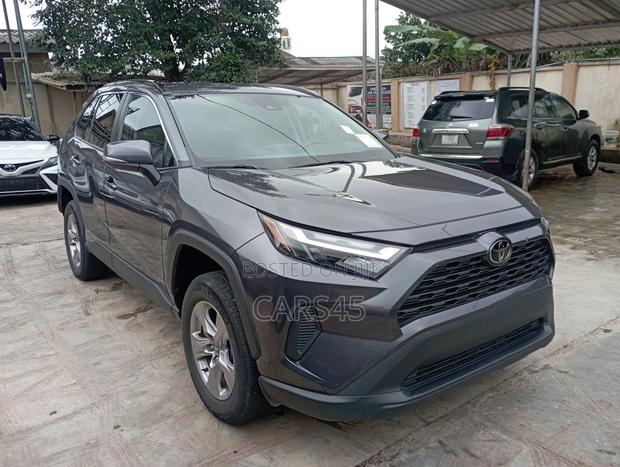 Toyota RAV4 XLE 2022 Gray
