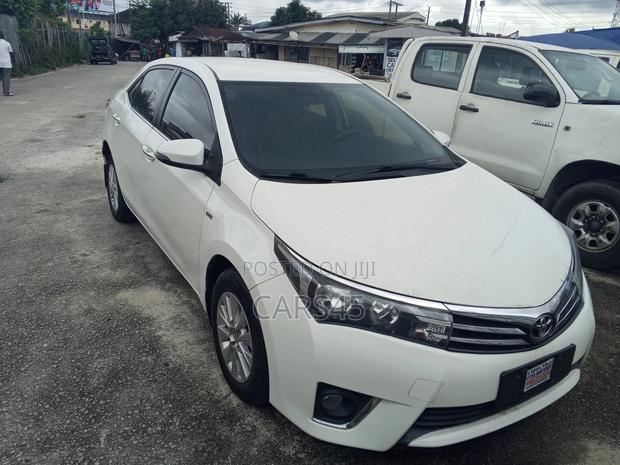 Toyota Corolla XSE 4dr Sedan (1.8L 4cyl CVT) 2017 White