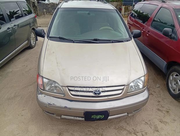 Toyota Sienna 2002 Gold