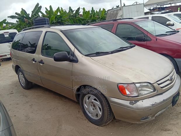 Toyota Sienna 2002 Gold