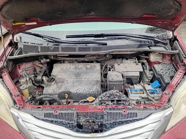 Toyota Sienna 2013 Red