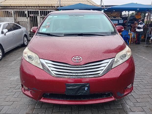 Toyota Sienna 2013 Red