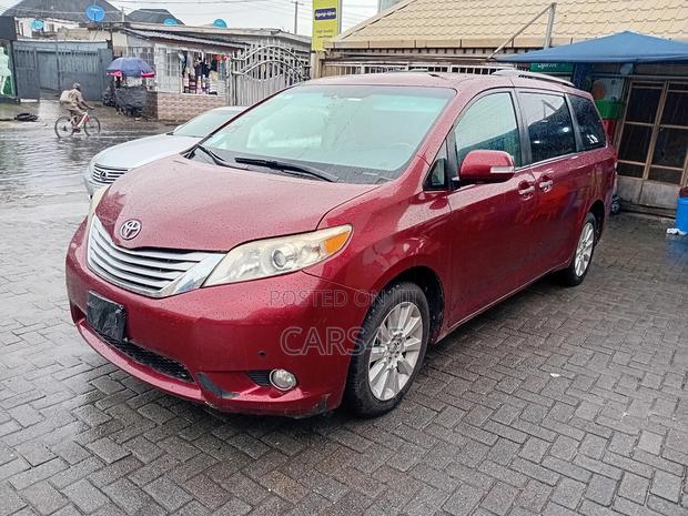 Toyota Sienna 2013 Red
