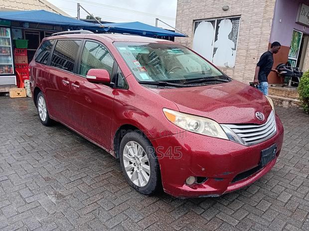 Toyota Sienna 2013 Red