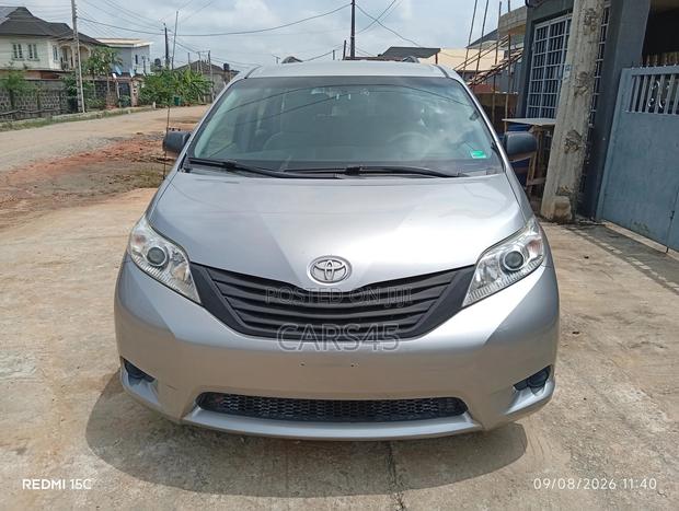 Toyota Sienna 2010 Gray