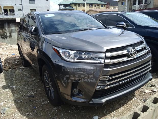 Toyota Highlander XLE 4x4 V6 (3.5L 6cyl 8A) 2018 Gray