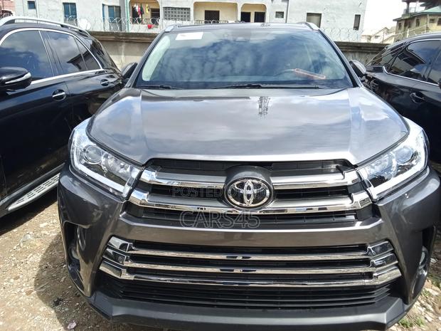 Toyota Highlander XLE 4x4 V6 (3.5L 6cyl 8A) 2018 Gray