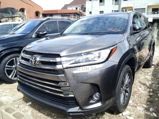 Toyota Highlander XLE 4x4 V6 (3.5L 6cyl 8A) 2018 Gray