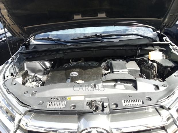 Toyota Highlander XLE 4x4 V6 (3.5L 6cyl 8A) 2018 Gray