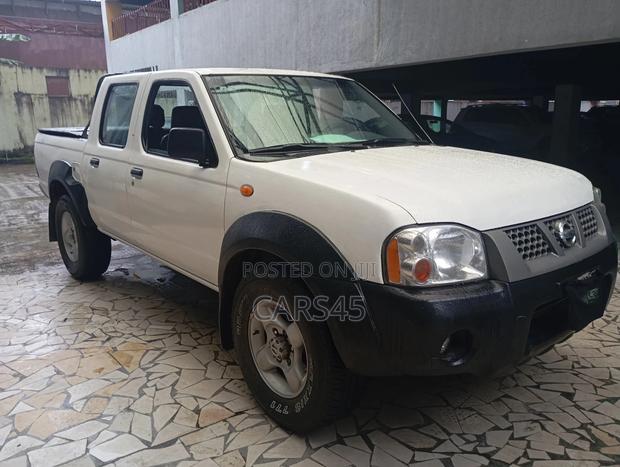 Nissan Pick-Up 2007 White