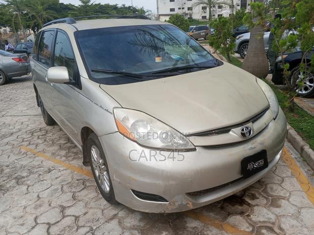 Toyota Sienna 2010 Silver