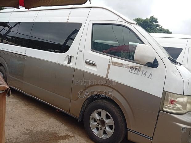 Toyota HiAce 2013 White