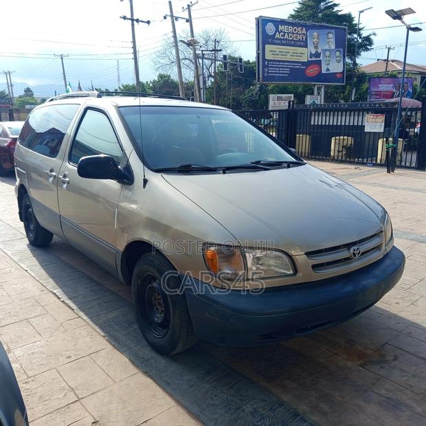Toyota Sienna 2000 Gold