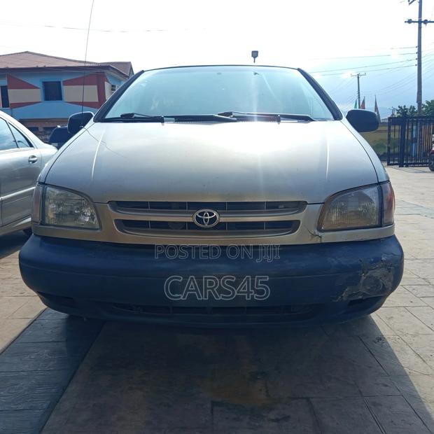 Toyota Sienna 2000 Gold