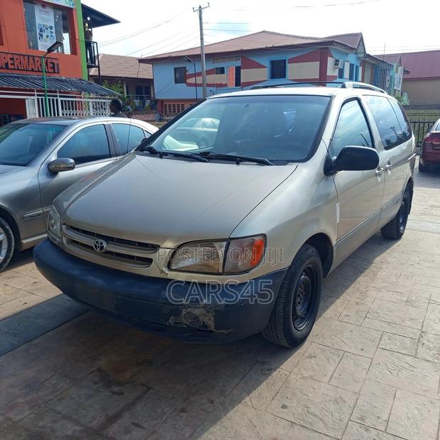 Toyota Sienna 2000 Gold